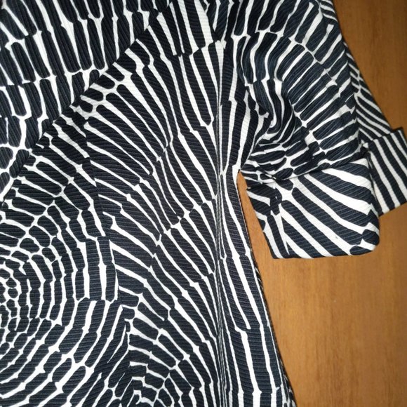 Chaus Black and White Abstract Design Short Sleeve Blazer Shawl Collar - Picture 3 of 5